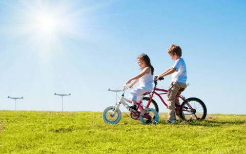 12 motive pentru care copilul trebuie să se bucure de soare